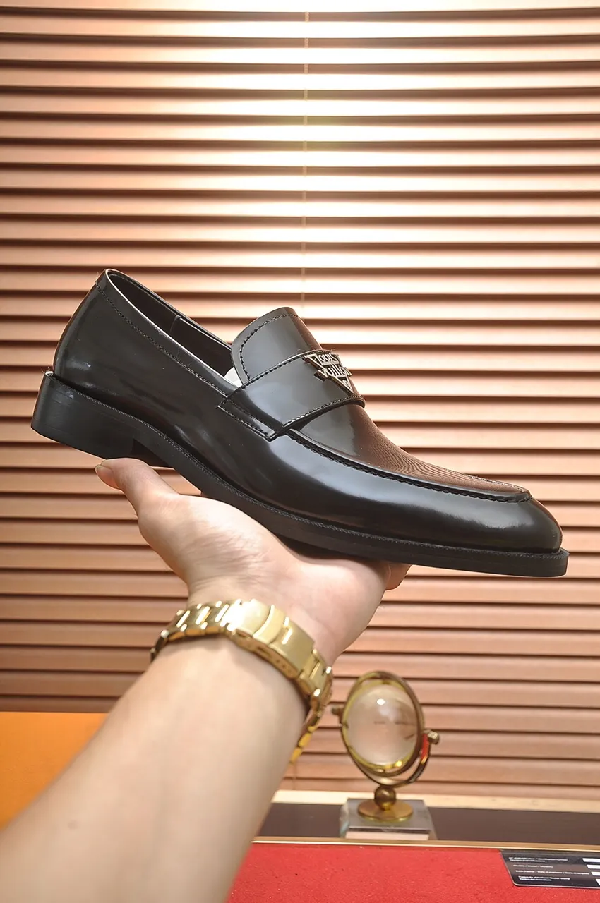 Men's men's shoes 💰460💶 [LV] (all high-end sheep lining) 🍀LV's latest genuine leather business suit shoes are launched simultaneously on the official website. The first-layer cowhide imported from Italy is made of heavy gold, 💥official website 1:1 rubber outsole. Versatile to wear, high-end without losing class, and the color combination is extraordinary. This four-season style is alluring when worn on your feet, showing off your big-name flair. Standard code 38-45 (45 customized)